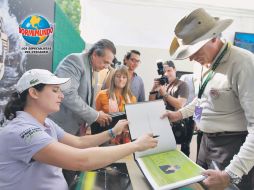 Lorena Ochoa firmó unos libros conmemorativos que Rolex mandó a hacer sobre su trayectoria.  /