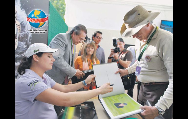 Lorena Ochoa firmó unos libros conmemorativos que Rolex mandó a hacer sobre su trayectoria.  /