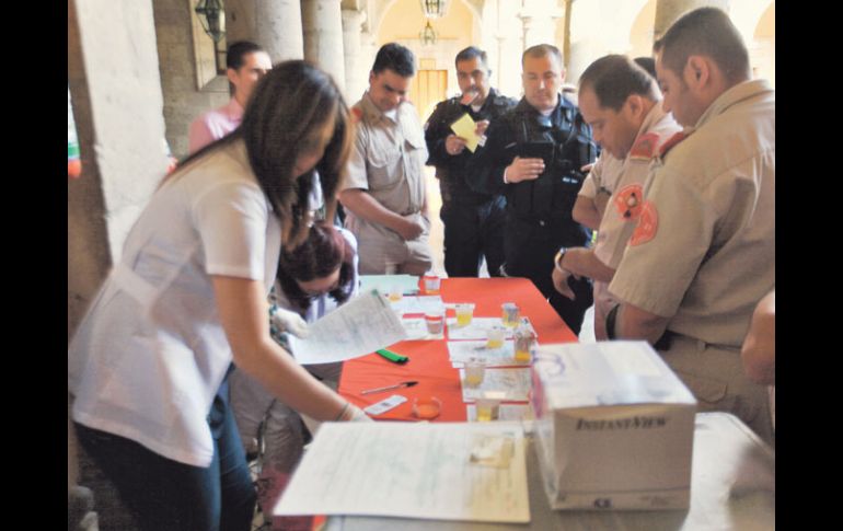 Con los exámenes antidoping, Guadalajara arrancó ayer el proceso de depuración de la Policía tapatía.  /