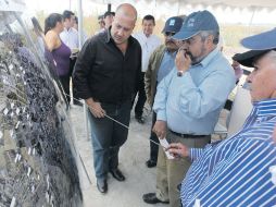 Enrique Alfaro, José Luis Hernández y Ricardo Robles observan el proyecto de saneamiento de la Cuenca El Ahogado.  /