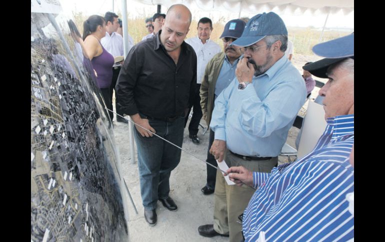 Enrique Alfaro, José Luis Hernández y Ricardo Robles observan el proyecto de saneamiento de la Cuenca El Ahogado.  /