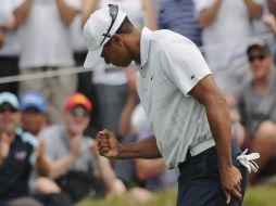 Woods logra firmar una tarjeta de 67 golpes para un total de 135. AFP  /