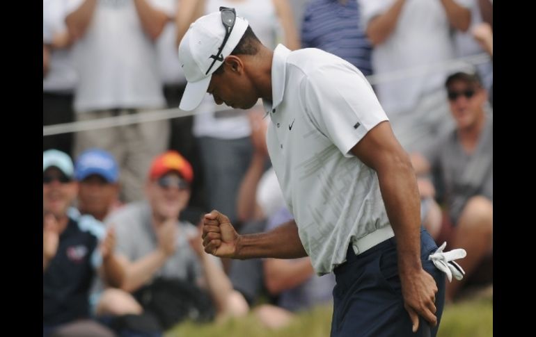 Woods logra firmar una tarjeta de 67 golpes para un total de 135. AFP  /