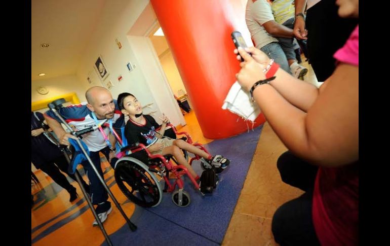 Los deportistas además de visitar el centro, ayudaron para realizar las terapias de los niños.  /