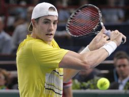 El tenista estadounidense John Isner devuelve la bola al español David Ferrer durante el partido de cuartos de final del Máster. EFE  /