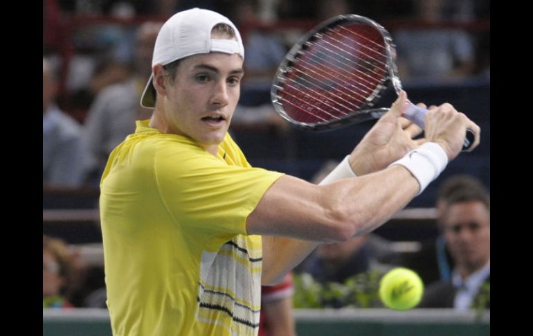 El tenista estadounidense John Isner devuelve la bola al español David Ferrer durante el partido de cuartos de final del Máster. EFE  /