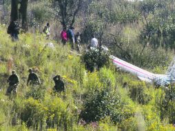 Militares resguardan la zona en la que cayó el helicóptero, en Chalco, Estado de México. EFE  /