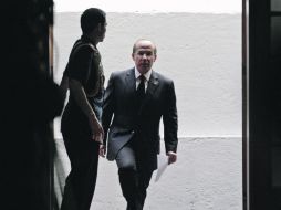 El Presidente Felipe Calderón arriba hacia el encuentro con la prensa para dar a conocer detalles del incidente. REUTERS  /