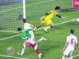 Aunque el gol lo anotó Carlos Salcido, Javier Hernández (de verde) señaló que alcanzó a tocar el balón con la cabeza. MEXSPORT  /