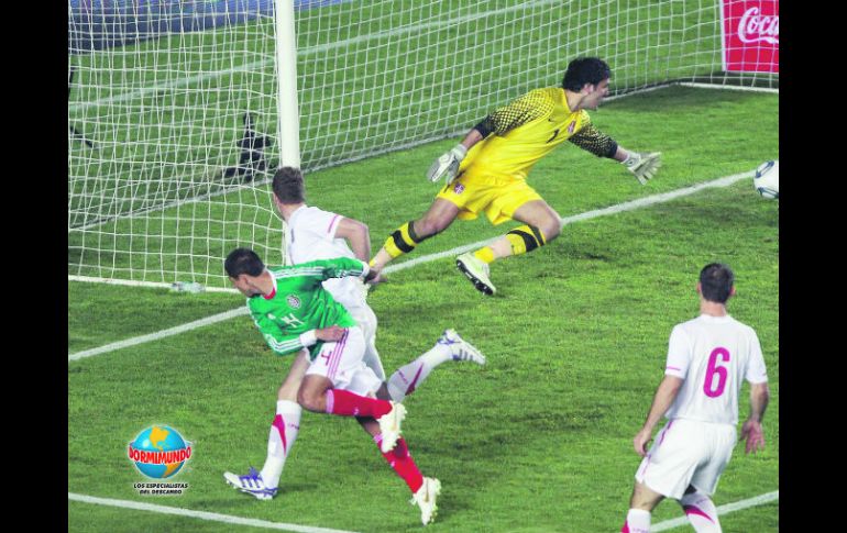 Aunque el gol lo anotó Carlos Salcido, Javier Hernández (de verde) señaló que alcanzó a tocar el balón con la cabeza. MEXSPORT  /