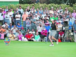 La golfista veterana Juli Inkster celebra luego de convertir un birdie clave en el hoyo 18, último de la segunda ronda.  /