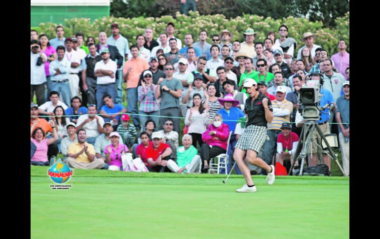 La golfista veterana Juli Inkster celebra luego de convertir un birdie clave en el hoyo 18, último de la segunda ronda.  /