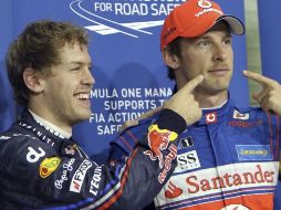 Sebastian Vettel (izda), celebra la primera posición conseguida junto al británico de McLaren Mercedes, Jenson Button, tercero. EFE  /