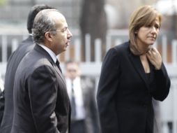 El Presidente Calderón y su esposa visitaron la funeraria donde velan a los funcionarios y militares caídos. REUTERS  /