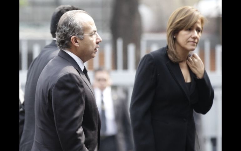 El Presidente Calderón y su esposa visitaron la funeraria donde velan a los funcionarios y militares caídos. REUTERS  /