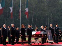 El Presidente Felipe Calderón, durante la guardia de honor en memoria de Francisco Blake Mora en el Campo Militar Marte. EL UNIVERSAL  /