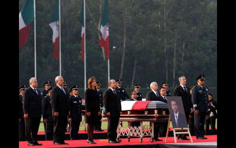 El Presidente Felipe Calderón, durante la guardia de honor en memoria de Francisco Blake Mora en el Campo Militar Marte. EL UNIVERSAL  /