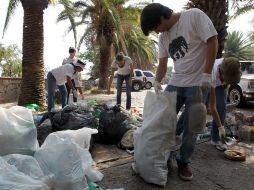 La brigada ciudadana de rescate urbano, 'Viva la calle', dio inicio a sus acciones de aseo sobre el Parque de la Barranca.  /