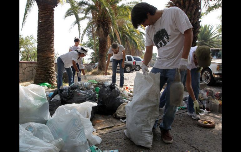 La brigada ciudadana de rescate urbano, 'Viva la calle', dio inicio a sus acciones de aseo sobre el Parque de la Barranca.  /