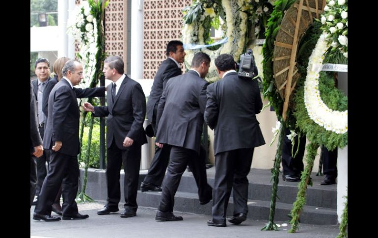 El Presidente Felipe Calderón y su esposa Margarita Zavala, en la agencia funeraria de Félix Cuevas. NTX  /