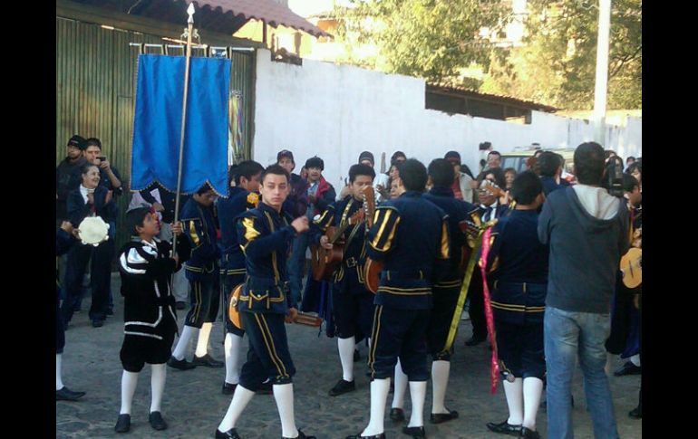 El recorrido festivo comenzó a las 17:30 horas, en el Lienzo Charro y continuó por las calles de Tapalpa.  /