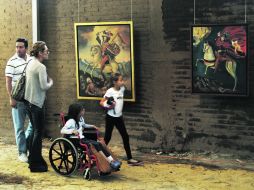 Visitantes de la exposición San Yago, en el marco del noveno Festival de la Luna, organizado por la Fundación Jorge Álvarez.  /