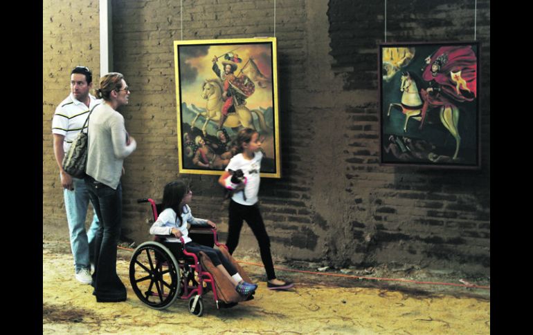 Visitantes de la exposición San Yago, en el marco del noveno Festival de la Luna, organizado por la Fundación Jorge Álvarez.  /