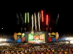 El evento inició una lluvia de fuegos artificiales, música de mariachi y bailes regionales. MEXSPORT  /