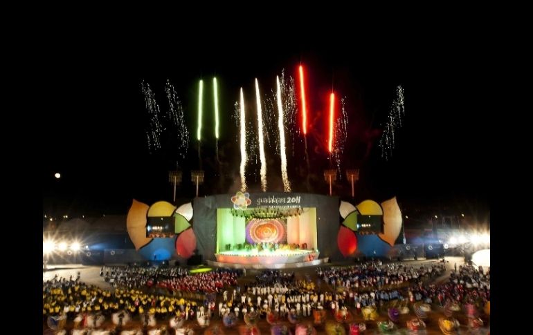 El evento inició una lluvia de fuegos artificiales, música de mariachi y bailes regionales. MEXSPORT  /