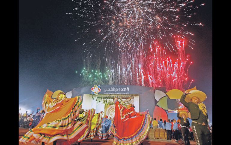 El evento se celebró en el Estadio de Atletismo. El rojo dominó la escena. Los débiles visuales asocian este color con la pasión. NTX  /