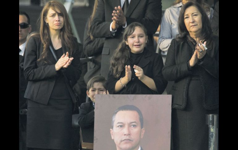 La familia de Francisco Blake Mora, durante el homenaje que recibió en el Campo Marte. AFP  /