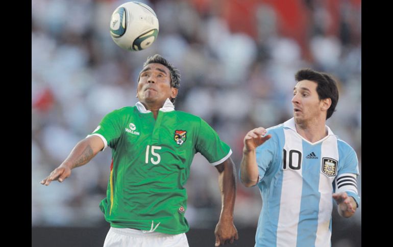 Lionel Messi (der.) ve como es despojado del balón por el mediocampista boliviano Jaime Robles. AP  /