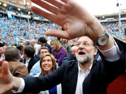 El candidato del PP a la Presidencia del Gobierno, Mariano Rajoy, saluda a los miles de simpatizantes del partido. EFE  /