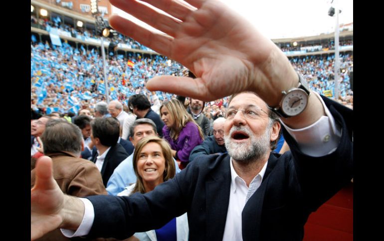 El candidato del PP a la Presidencia del Gobierno, Mariano Rajoy, saluda a los miles de simpatizantes del partido. EFE  /