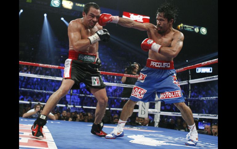 Juan Manuel Márquez y Manny Pacquiao durante su enfrentamiento el día de ayer en Las Vegas. REUTERS  /