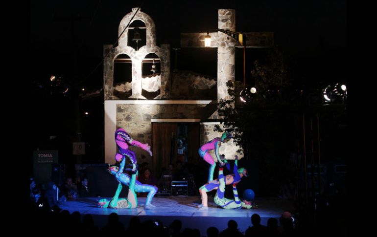 Xempa, del Circo Dragón, cerró el Festival de la Luna con cuatro actos en cuatro escenarios en Tapalpa.  /