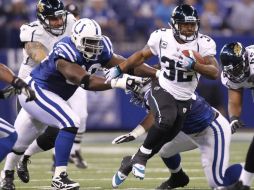 Maurice Jones-Drew, de los Jaguares de Jacksonville  corre fuera del alcance del tacleador de Potros Antonio Johnson. AP  /