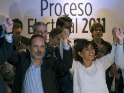 El presidente del PAN, Gustavo Madero (d), informó que las encuestas de salida tienen un margen de error del 1.2% y 1.3%. AFP  /