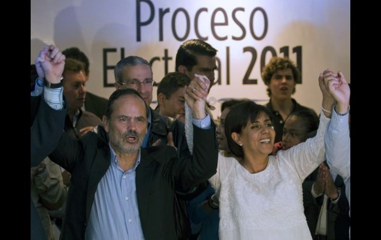 El presidente del PAN, Gustavo Madero (d), informó que las encuestas de salida tienen un margen de error del 1.2% y 1.3%. AFP  /