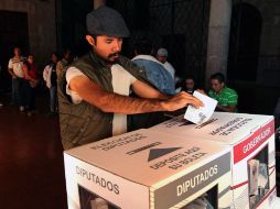 Un ciudadano emite hoy su voto en Morelia. NTX  /