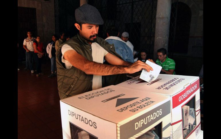 Un ciudadano emite hoy su voto en Morelia. NTX  /