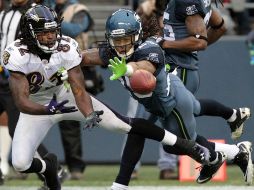 Earl Thomas (d), de Seattle, bloquea un pase para Torrey Smith, de Baltimore. AP  /