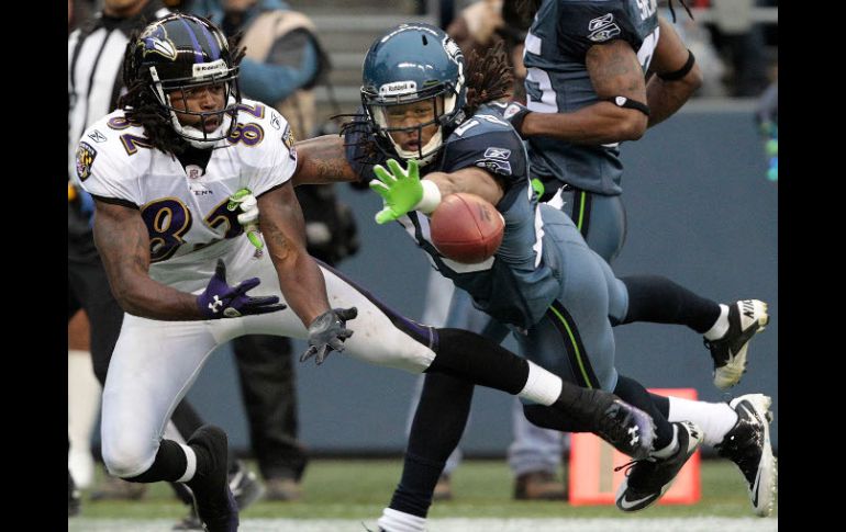 Earl Thomas (d), de Seattle, bloquea un pase para Torrey Smith, de Baltimore. AP  /