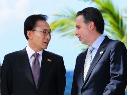 El secretario de Economía mexicano, Bruno Ferrari (d) con el presidente de Corea del Sur, Lee Myung-Bak, en la cumbre de APEC. AFP  /