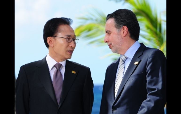 El secretario de Economía mexicano, Bruno Ferrari (d) con el presidente de Corea del Sur, Lee Myung-Bak, en la cumbre de APEC. AFP  /