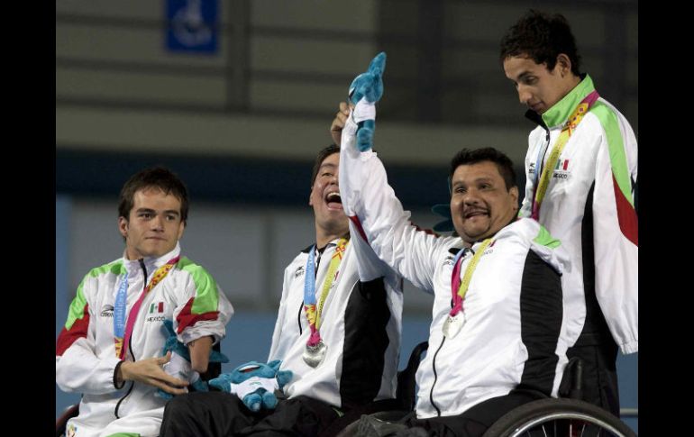 El equipo de relevos de Mexico de 4x50 gana la medalla de plata. MEXSPORT  /