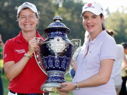 Catriona Matthew y Lorena Ochoa sostienen el trofeo que hoy ganó la escocesa. AFP  /