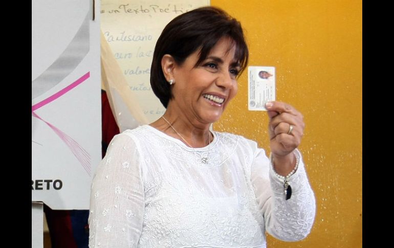 La aspirante por el PAN a la gubernatura de Michoacán, Luisa María Calderón, después de realizar su voto. AP  /