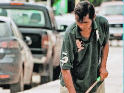 Cansancio. A sus 52 años, Erwin sólo encuentra trabajo limpiando patios, ya que no le exigen documentos. EL UNIVERSAL  /