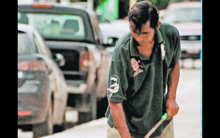 Cansancio. A sus 52 años, Erwin sólo encuentra trabajo limpiando patios, ya que no le exigen documentos. EL UNIVERSAL  /